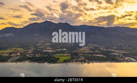 Luftaufnahme der Ostküste Korsikas von Moriani Plage bei Sonnenuntergang, Frankreich Stockfoto