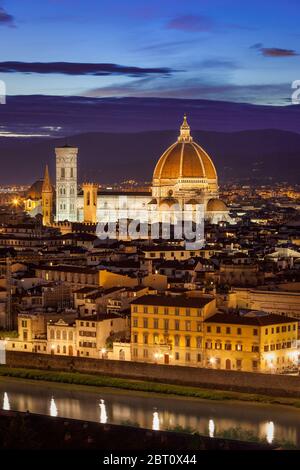 Der Dom von Firenze erhebt sich über der Renaissance-Stadt Florenz, Toskana, Italien Stockfoto