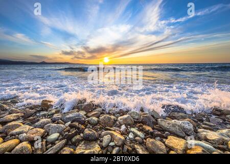 Wellen des Mittelmeeres brechen am Kieselstrand in der Nähe von Farinole Cap Corse, Korsika, Frankreich Stockfoto