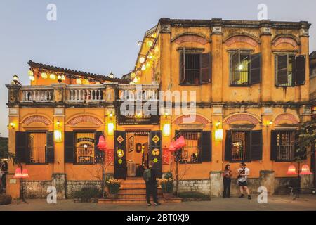 Hoi an, Vietnam - 9. Februar 2018 : Restaurants und Geschäfte am Thu Bon Fluss in Hoi an bei Nacht. Stockfoto