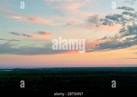 Erstaunlicher Sonnenaufgang Sonnenuntergang Über Misty Landschaft. Malerische Aussicht Auf Den Nebligen Morgenhimmel Mit Aufgehender Sonne Über Dem Nebelwald. Frühsommer Natur Des Ostens Stockfoto