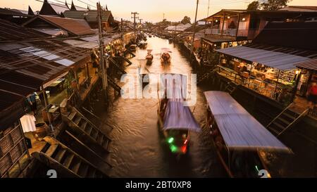 Samut Songkhram, Thailand - 23. Februar 2017: Amphawa Marktkanal bei Nacht, der berühmteste schwimmende Markt und kulturelles Touristenziel Stockfoto