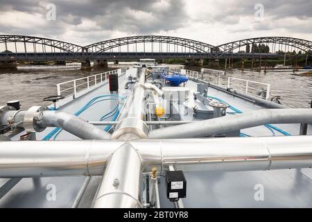Unter den Brücken an der Südelbe in Hamburg-Harburg überquerte ein Flussschiff auf dem Weg zum Hamburger Hafen. Stockfoto