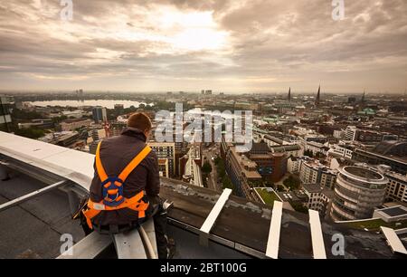 Ein Handwerker, der auf dem Emporio-Hochhaus arbeitet, hat einen schönen Panoramablick auf die Hamburger Innenstadt, die Binnenalster sowie die Route Stockfoto