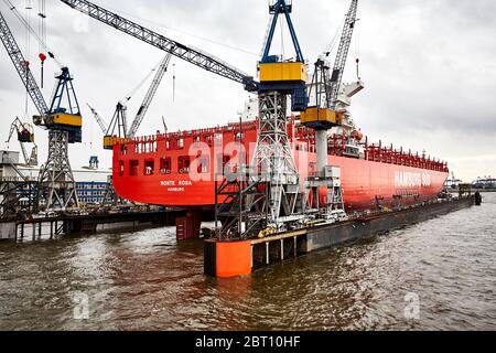 Das Containerschiff Monte Rosa kurz vor dem Verlassen des Schwimmdocks der Werft Blohm und Voss im Hamburger Hafen. Stockfoto