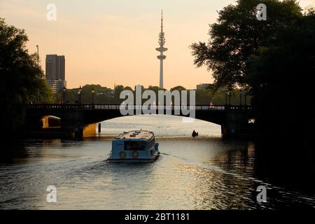 Ein Alster-Steamer in Hamburg auf dem Mundsburg-Kanal Außenalster im Sonnenuntergang. Stockfoto