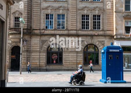 Eine ruhige Buchanan Street in Glasgow, Schottland an einem warmen sonnigen Tag während der COVID-19 Sperrung, da die Menschen sozial Abstand und zu Hause bleiben. Stockfoto