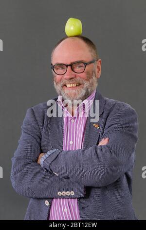 Der nordirische Journalist, Autor und Sender Malachi O'Doherty nimmt an einem Fotocall während des jährlichen Edinburgh International Book Festival 2018 Teil Stockfoto