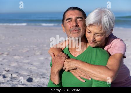 Ältere kaukasische Paar genießen Zeit am Strand Stockfoto