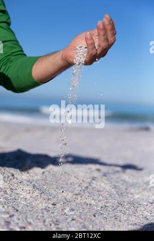 Ältere kaukasische Mann genießen Zeit am Strand Stockfoto
