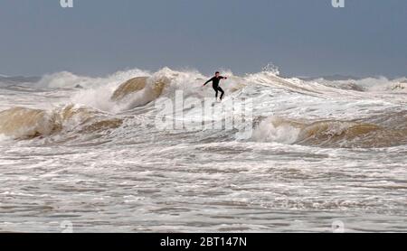 Swansea, Großbritannien. Mai 2020. Surfer, die heute Nachmittag das Beste aus dem Sturmsurfen in der Langland Bay in der Nähe von Swansea machen. Bild von Lisa Dawson Rees Quelle: Phil Rees/Alamy Live News Stockfoto