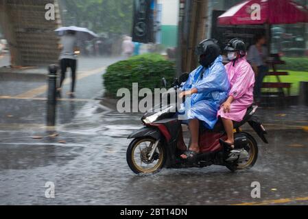 bangkok thailand 10.10.2019 Starkregen in Paar nass auf einem Roller Stockfoto