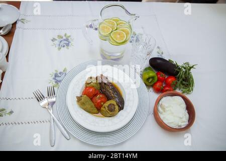 Gefüllte Aubergine in den Teller . Auberginen werden mit Fleisch Lamm und Reis gefüllt. Patlican . Auberginen Füllung . Aubergine, Paprika, Tomaten . Joghurt in einem Stockfoto