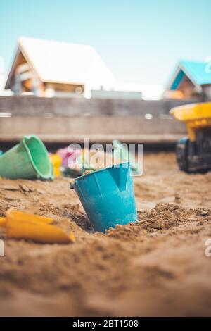 Kinder Plastikspielzeug in der Sandbox. Schmutzbehälter, selektiver Fokus. Stockfoto