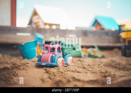 Kinder Plastikspielzeug in der Sandbox. LKW, selektiver Fokus. Stockfoto