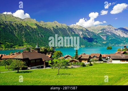 Luftaufnahme von Iseltwald. Iseltwald ist ein Dorf und Gemeinde am Ufer des Brienzersees im Berner Oberland der Schweiz. Stockfoto