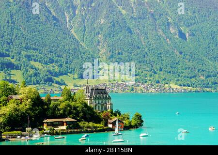 Luftaufnahme von Iseltwald. Iseltwald ist ein Dorf und Gemeinde am Ufer des Brienzersees im Berner Oberland der Schweiz. Stockfoto