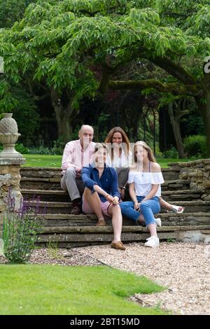 31/05/18 Rebecca und Simon Howard vorher von Castle Howard in ihrem neuen Haus von Welham Hall nahe Malton mit ihren Kindern Merlin und Octavia Stockfoto