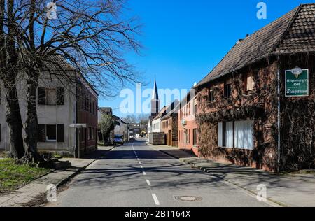 Erkelenz, Nordrhein-Westfalen, Deutschland - Rheinisches Braunkohlebergbaugebiet, das Dorf Keyenberg soll Platz machen für die RWE-Tagebau Garzweiler an Stockfoto