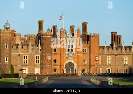 Hampton Court Palace Central Gatehouse, West Front, vom Haupteingang aus gesehen, die Vorderfahrt zum historischen Tudor Backsteinpalast hinunter. GROSSBRITANNIEN (119) Stockfoto