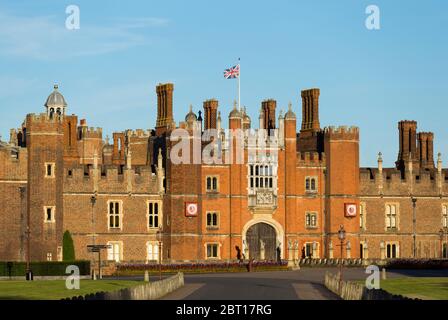 Hampton Court Palace Central Gatehouse, West Front, vom Haupteingang aus gesehen, die Vorderfahrt zum historischen Tudor Backsteinpalast hinunter. GROSSBRITANNIEN (119) Stockfoto