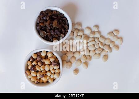 Trockene Früchte in weißen Töpfen isoliert Stockfoto