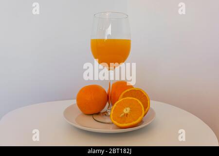 Frisches Orangenglas isoliert Stockfoto