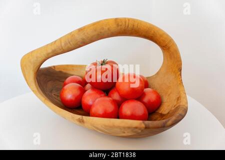 Tomaten in Holzkorb isoliert Stockfoto