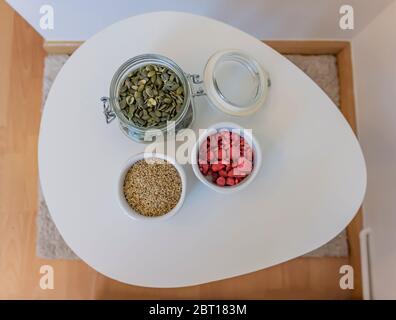 Bio-Samen auf weißem Tisch Stockfoto