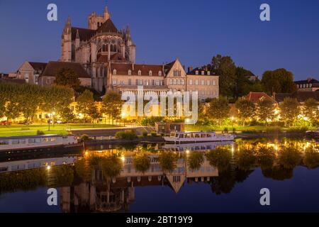 Auxerre, Burgund, Frankreich in der Dämmerung Stockfoto