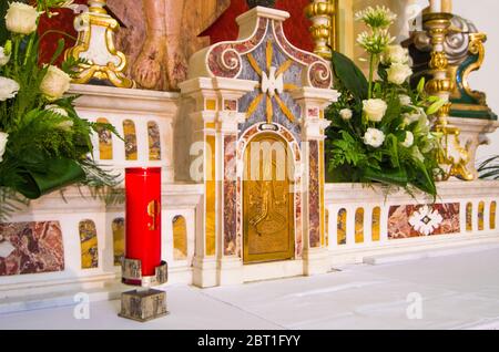 Tabernakel dekoriert, um die Sancra ostia für die heilige Messe in der alten Sakristei der Kirche zu bewachen Stockfoto