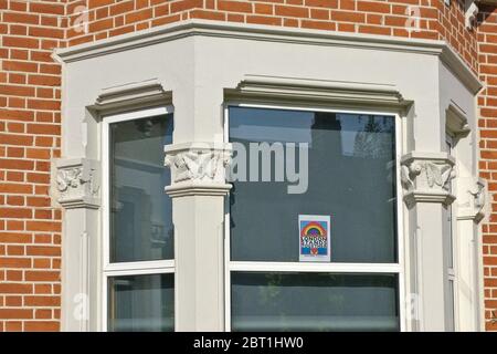 London, Großbritannien - 04. Mai 2020: Kleines Papier-Poster mit Regenbogen im Fenster des Hauses in Lewisham als Dankeschön an NHS und Schlüsselworke Stockfoto