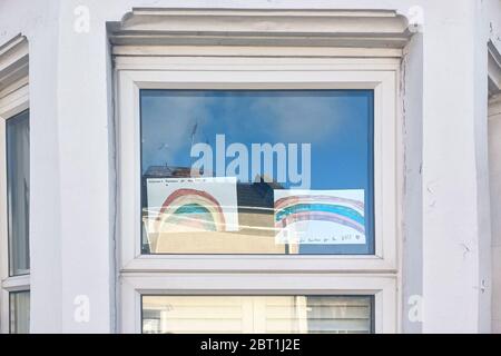 London, Großbritannien - 29. April 2020: Handgezeichnete Regenbögen, die dem NHS danken, der im Haus in Lewisham während des Coronavirus Covid-19 ausgestellt wurde Stockfoto