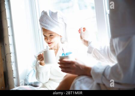 Mutter und Tochter, Schwestern haben ganz, Schönheit und Spaß Tag zusammen zu Hause. Komfort und Zweisamkeit. Konzept der Kindheit, Glück, Familie Wochenende, Freundschaft, Pyjamas Party. Häuslicher Lebensstil. Stockfoto