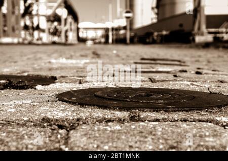 Graue Betonpflaster Oberfläche.Industriebereich. Stockfoto