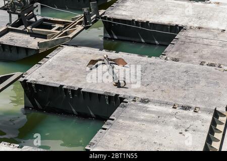 Anker auf schwimmenden Bootsbrücke montiert durch das Regiment der Pontoniers und Ingenieure der spanischen Armee. Stockfoto