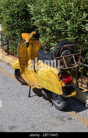 Alte gelbe Vintage Scooter auf der griechischen Straße. Stockfoto