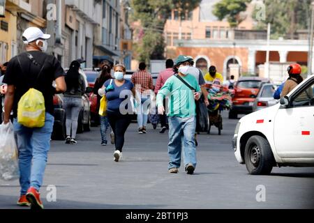 Lima, Peru. Mai 2020. Personen mit Schutzmaske gehen während der laufenden COVID-19-Sperrung an einer Straße entlang.Quelle: Mariana Bazo/ZUMA Wire/Alamy Live News Stockfoto