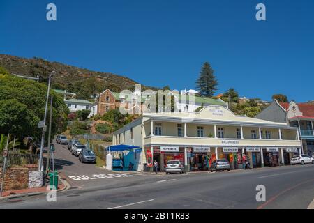 SIMONSTOWN, SÜDAFRIKA - 30. Januar 2022 - die Hauptstraße der verschlafenen Stadt Simonstown mit der Kolonialstil-Architektur Stockfoto