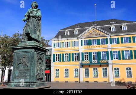 Denkmal Ludwig van Beethovens - mit dem Alten Postgebäude im Hintergrund. Bonn, Deutschland. Stockfoto