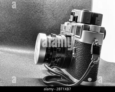 Rom, Italien - 19. Mai 2020: Retro-Design der gebrauchten Vintage-Mythikkamera Leica M2 mit Lichtmesser ist Leica M2 eine 35 mm Entfernungsmesserkamera Stockfoto