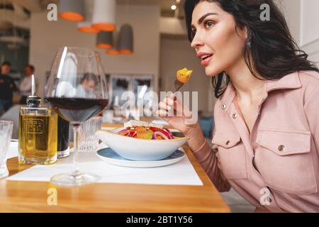 Attraktive junge Frau beim Mittagessen im Café Stockfoto