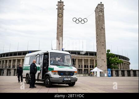 Berlin, Deutschland. Mai 2020. Fußball, Bundesliga, Hertha BSC - 1. FC Union Berlin, 27. Spieltag: Vor dem Spiel steht ein Polizeiauto im Olympiastadion. Quelle: Fabian Sommer/dpa/Alamy Live News Stockfoto