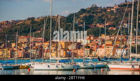 Segelboote Dockten Im Hafen Der Italienischen Region Ligurien Und Gebäude Entlang Hillside Im Hintergrund. Stockfoto