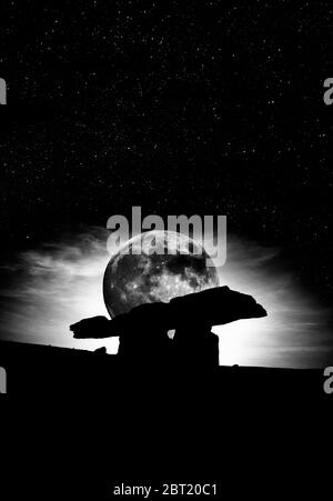 Silhouette gegen einen surrealistischen Supermond, den 6,000 Jahre alten Poulnabrone Dolmen, The Burren, County Clare, Irland Stockfoto