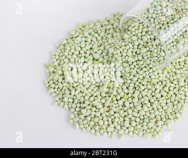 Haufen von grünen chemischen Dünger auf weiß isoliert. Gartenarbeit. Stockfoto