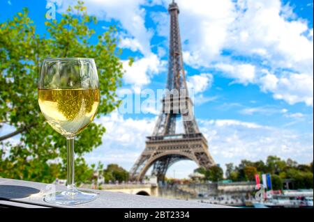 Ein Glas Weißwein mit Blick auf den Eiffelturm in Paris, Frankreich Stockfoto