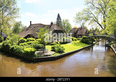 Giethoorn wird oft als holländisches Venedig in der Overijssel, Niederlande, bezeichnet Stockfoto