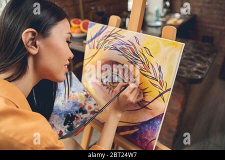 Schöne Künstlerin Zeichnung Bild mit Farben Stockfoto