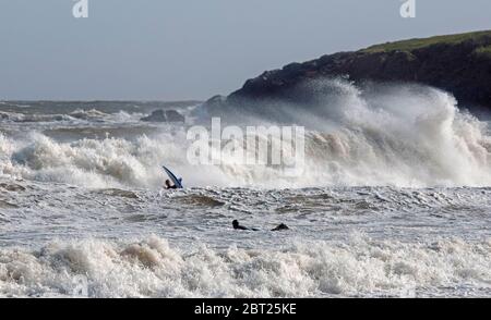 Swansea, Großbritannien, 22. Mai 2020. Surfer, die heute Abend das Beste aus dem Sturmsurfen in der Langland Bay in der Nähe von Swansea machen. Bild von Lisa Dawson Rees Stockfoto